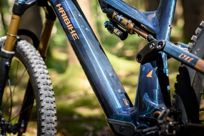 The down tube of the Haibike Lyke has two mounts for bottle cages. The range extender (210 Wh) can optionally be fitted in the lower holder. This should fit all frame sizes. The upper attachment points are more suitable for accessories or very small water bottles due to the limited space available.