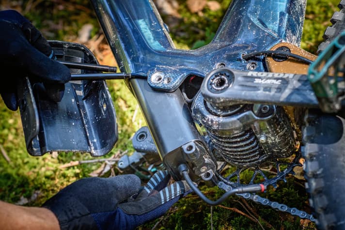 Two bolts and a cover must be removed, then the battery can be pulled downwards out of the down tube.