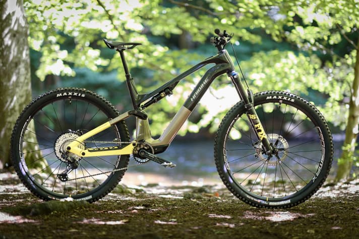 Am Haibike Lyke 11 federt ein Fox-Fahrwerk (36 Performance, DPS Performance), Bremsen und Schaltung stammen aus Shimanos XT-Regal. Gewicht: 18,8 Kilo (Größe L, gemessen im EMTB-Labor)