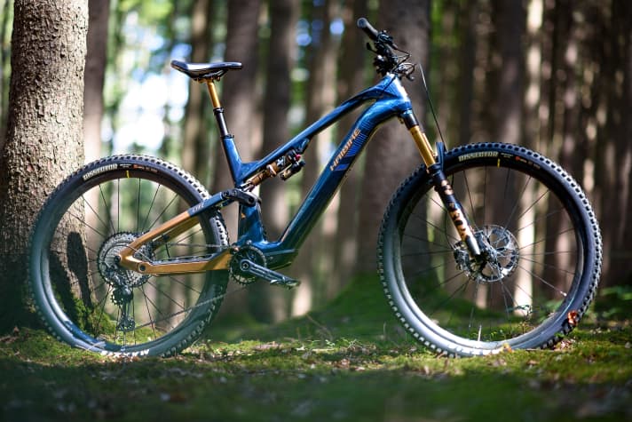 The top model Haibike Lyke SE costs 9999 euros and weighs 18.6 kilos (size L, measured in the EMTB lab). In addition to the factory suspension from Fox (36 Grip2 fork, Float X damper), the carbon wheels and handlebars, as well as Shimano's XTR gears and brakes, ensure glamour and low weight.