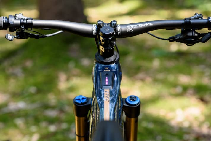 The minimalist display for the support levels (colour) and the battery charge level (five LEDs) is called the LED hub. There is also a USB-C port for charging a smartphone or GPS, as well as for wired updates.