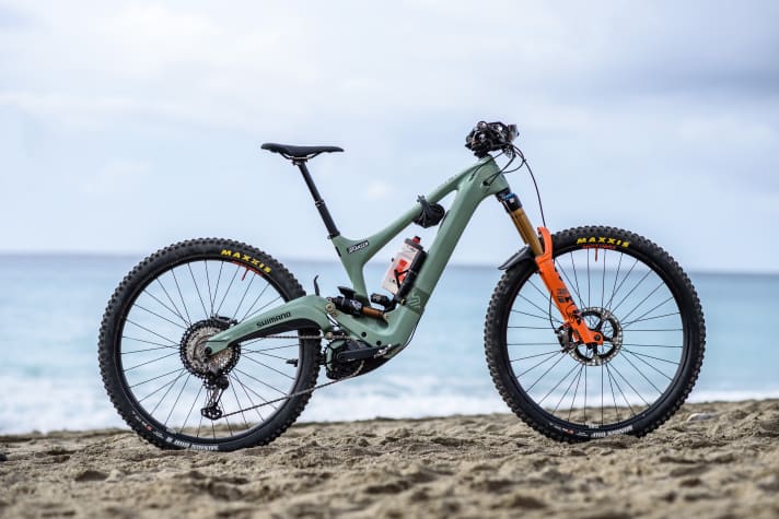 Not the production bike! We were able to catch our first glimpse of the new Oso at the EWS-E in Finale at the end of September. Zakarias Johansen from the Ibis Enduro Team finally rode this special specimen to 12th place, meaning the bike has definitely passed its baptism of fire.