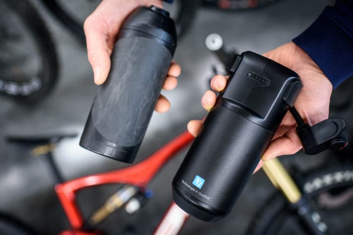 Bei Bikes mit fest eingebauten Akkus helfen Range Extender, die Reichweite zu erhöhen. Von BH-Bikes (links, 180 Wh, 984 Gramm) und TQ (rechts, 160 Wh, 1053 Gramm) gibt es Zusatz-Akkus, die in den Flaschenhalter passen. Fazua und Forestal haben ähnliche Lösungen für 2023 angekündigt.
