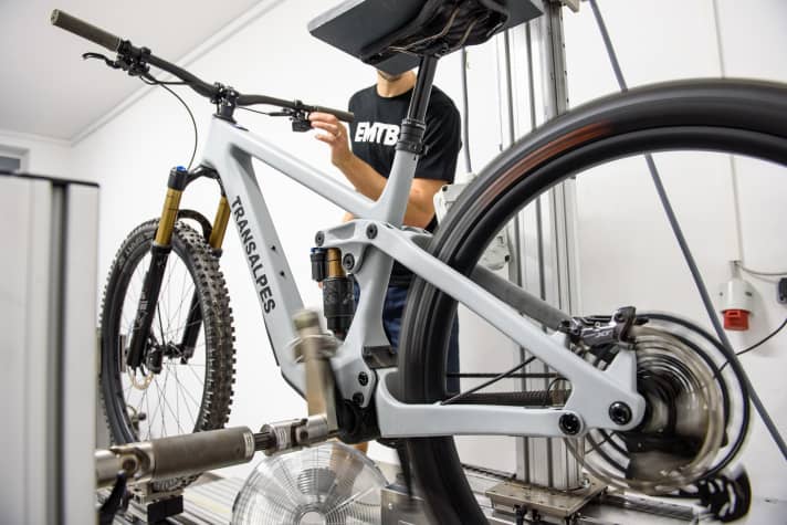 Researching instead of feeling: The roller test bench in the PT Labs test laboratory gives us the opportunity to determine precisely comparable drive data.