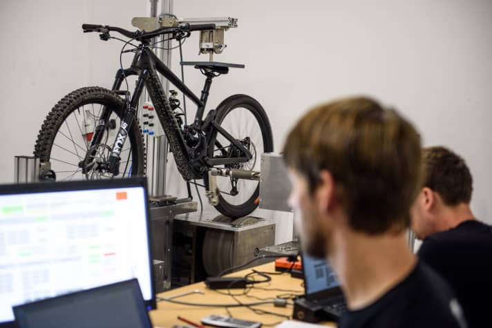 Auf dem Rollenprüfstand im Testlabor von PT Labs haben wir schon dem älteren SL 1.1 auf den Zahn gefühlt. Nun konnten wir hier auch den neuen Antrieb testen.