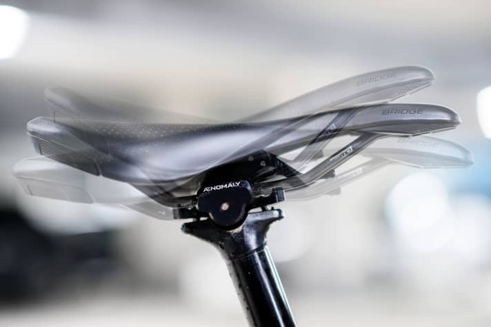 The Aenomaly Switchgrade offers three positions. In addition to the standard setting, the saddle nose can be lowered for uphill riding or raised for downhill riding.