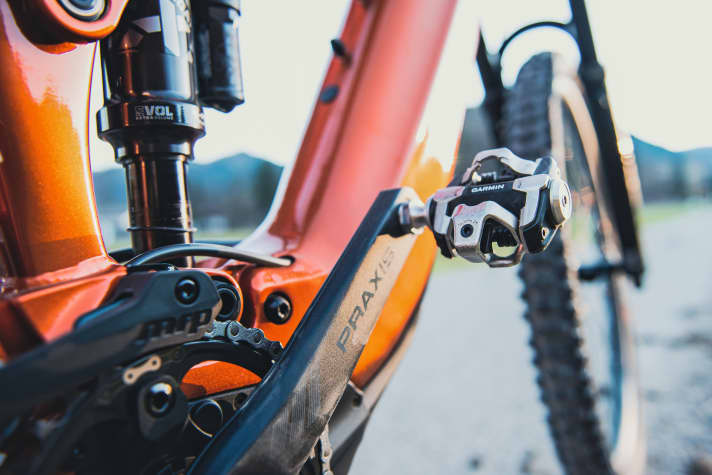 Our range measurement rides are always carried out on the same steep tarmac climb with a rider weight of 90 kilograms and 150 watts of pedalling power. To check these parameters, we use measurement technology from Garmin, such as the Rallye XC200 wattage measurement pedals.