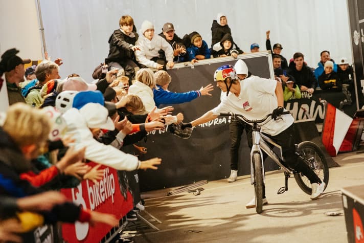 Bike-Stars Fabio Wibmer bei seiner Bikeflip-Show