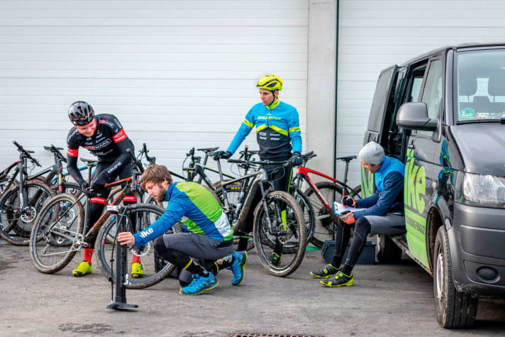 Tetris for advanced riders: When we set off for the practical test, the BIKE buses are packed to the rafters - with test bikes, tools and spare parts.