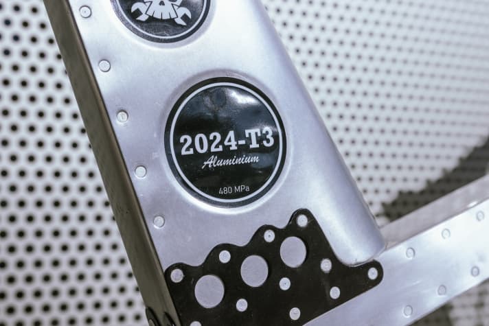 Das Kürzel der hochfesten Alu-Legierung prangt wie ein Gütesiegel auf dem Sitzdom: 2024-T3. Thomas hat die teuren Bleche, die üblicherweise im Flugzeugbau verwendet werden, in den USA bestellt.
