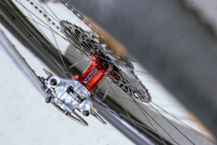 Thomas' dream was to have Chris King hubs, but they would not have been able to beat the 8kg total weight. The hubs from CarbonTi are light and stable, even if they are not quite as iconic as the legendary US parts.