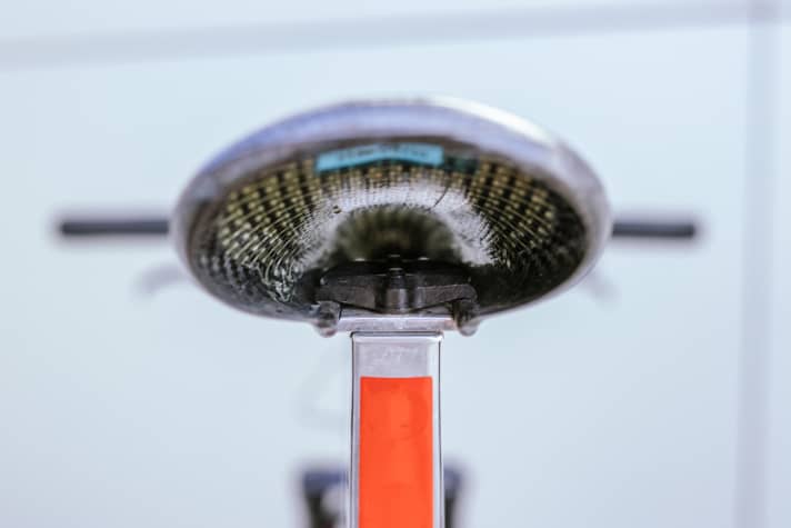 The frame and shell form a single unit in the 62 gram lightweight saddle from carbon manufacturer Becker. In order to keep the total weight below the planned 8 kilos, every gram was important when it came to the equipment. Incidentally, the saddle is more comfortable than it looks.