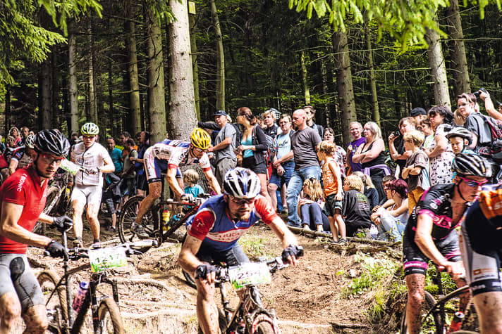 The descent to Seiffener Grund is one of the most popular spectator spots. This photo from the 20th EBM anniversary in 2012 shows why. Rarely do you see such a jumble of riders. Some ride, some push. And some roll down the descent like grey seals.