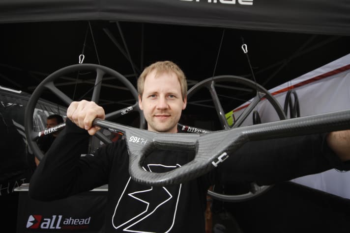 Bike Ahead builds its own carbon handlebars near Würzburg and also produces for other companies, such as Acros.