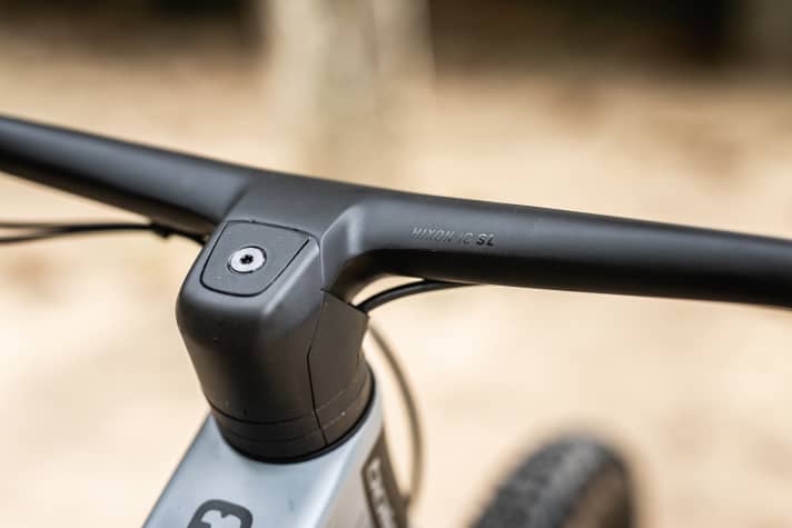 All cables disappear into the Syncros handlebar-stem unit - always according to the motto "system integration"