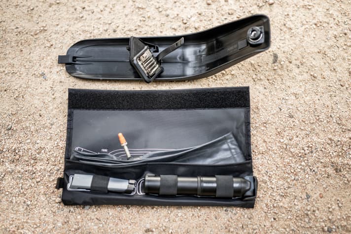 The Save-The-Day kit is stowed in the down tube of the Unplugged. It consists of a multitool, inner tube, pump and tyre lever.