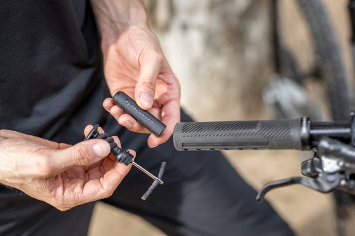 There are also tubeless salamis in the handlebar ends.