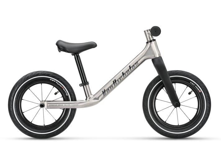A balance bike that grows with you. The Ventus Jr. with height-adjustable bike saddle.