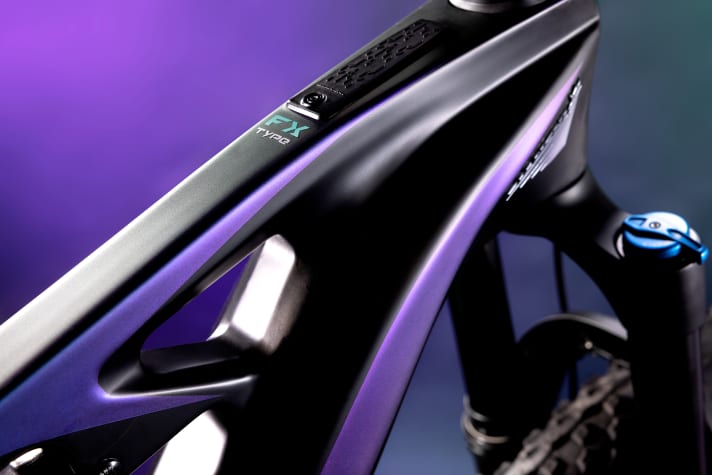 Design element with function: The carbon bracing between the top tube and down tube is intended to provide more stiffness on the main frame. For the time being, the Bianchi FX-Type Pro still comes with a Kiox-300 terminal. However, space has already been created in the top tube for the system controller from Bosch's new Smart programme.