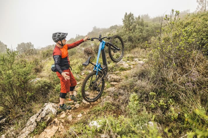 Mit der Hill Hold-Funktion kann man sich beim Schieben des E-Bikes kurz ausruhen, ohne dass die Schiebehilfe gleich abschaltet. Das Hinterrad wird dabei blockiert.