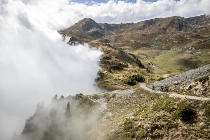 Panorama? What kind of panorama? The photographer was actually happy with the spectacular cloud surf. What he couldn't see: In good weather, you can see vertically from the edge into the Rhone valley 1700 metres below and the entire Mont Blanc massif opposite.
