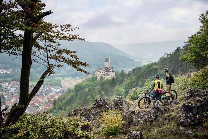 Burg Kipfenberg: Im Altmühltal gibt’s jetzt für Trail-Biker immer mehr Gründe zum Stehenbleiben und Staunen.