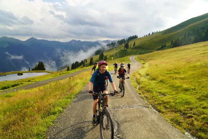 Der Schlussanstieg von 1500 Höhenmetern lässt die Abstände schon größer werden.