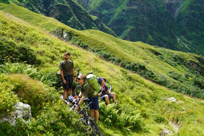 800 Höhenmeter Tragepassage muss man nicht nur körperlich, sondern auch mental überstehen können.