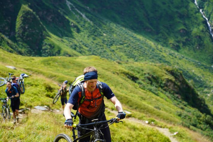 Ja, es ist heiß und der Puls klopft hinter der Stirn - aber es gibt gut sitzende, gut belüftete Helme.
