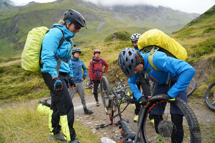Platte Reifen gehören beim Mountainbiken dazu. Auf einer Transalp immer auf ausreichend Profil achten, das Gestein ist gerade im Hochgebirge häufig scharfkantiger als im Mittelgebirge.