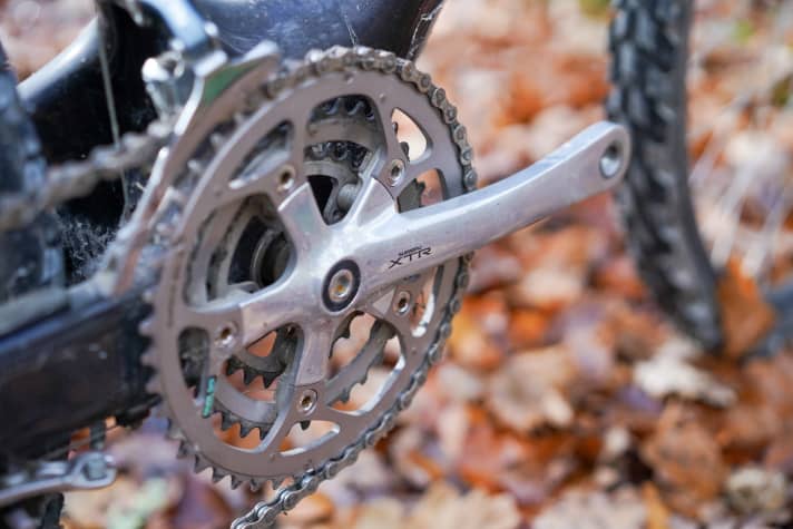 Wenn der Rahmen Schrott ist, aber schwer verkäuflich, empfiehlt sich der Verkauf in Einzelteilen. Alleine solche XTR-Kurbeln können mehrere Hundert Euro bringen.