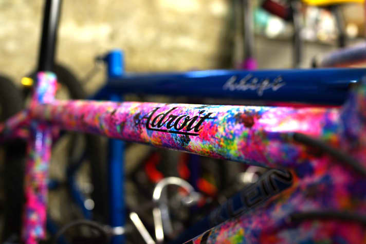 The Klein Adroit super model was already rare. One in the rare Mardi Gras colour version is something like a Blue Mauritius. A Klein like this could still be slumbering in one or two cellars.