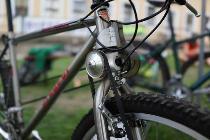 Die technischen Auswüchse der wohl verrücktesten MTB-Zeit: Das Progear Dual Power mit Allrad-Antrieb samt doppeltem Keilriemen. Funktionierte leider nur so lala.