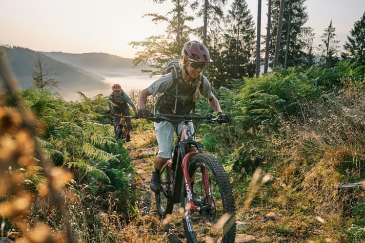 Zwischen Sasbachwalden und Baiersbronn im Mittleren Schwarzwald wurden anspruchsvolle Trails freigegeben. Die steilen Stiche lösen mit dem E-MTB nur moderat erhöhten Puls aus.