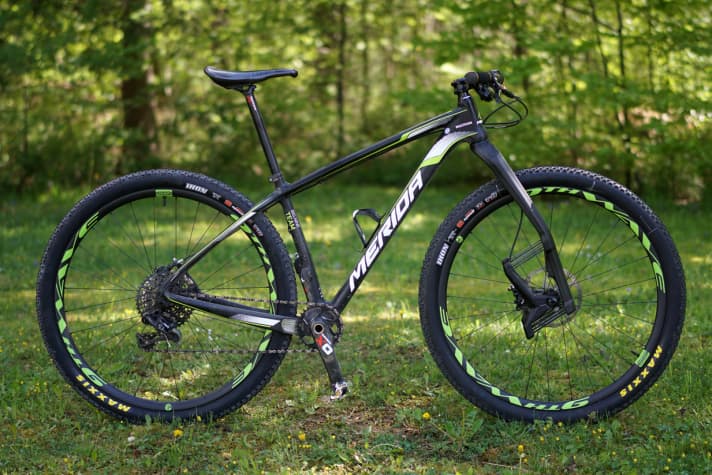 Aggressive Geometrie und 9 Kilo leicht: Dieses Merida Big Nine der ersten Generation ist nicht mehr ganz up to date und ziemlich speziell ausgestattet, fürs Kilometerschrubben aber ideal. Um die 1500 Euro wird man dafür in jedem Fall bekommen