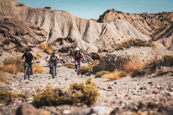 You usually follow the ramblas, the dried-up riverbeds through the desert. Depending on the depth of the sand, this can be surprisingly strenuous.
