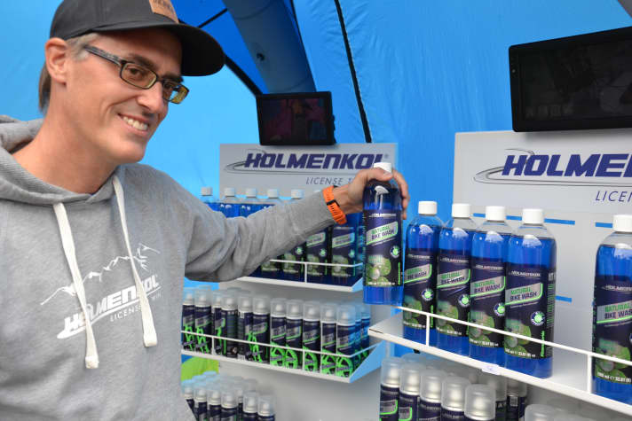 Ganz neu ist aber Bike-Wash von Holmenkol, die Verkaufsleiter Florian zeigt. Auch eine ganze Reihe von Schmiermitteln für das Bike - und eine Chamois für andere Parts.