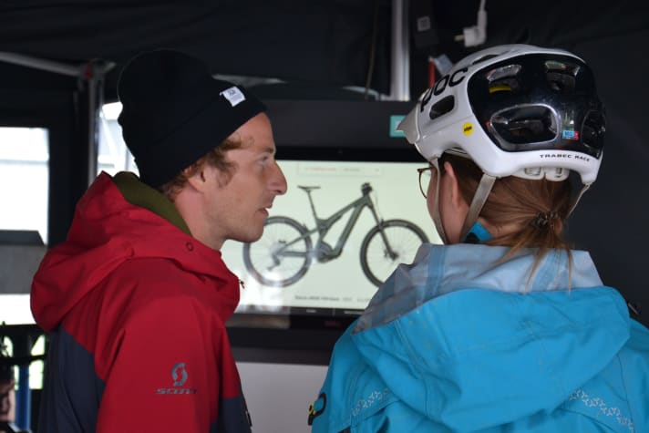 Beratung am Bike-Konfigurator am Scott-Stand.