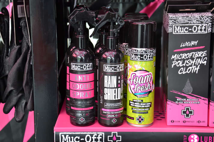 Muc-Off weitet seinen Tätigkeitsbereich auf Kleidung aus. Sprays gegen müffige Kleidung und Protektoren sowie Imprägnierung.