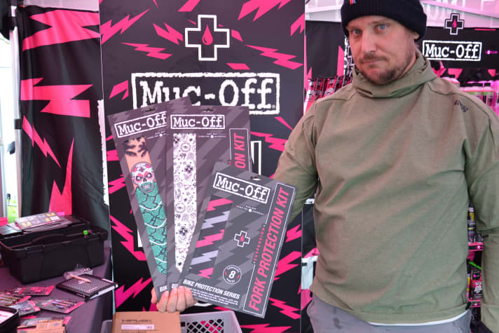 Zudem bietet Muc-Off jetzt auch komplette Rahmenschutzsets an: Das große Set hat 45 Teile und kostet 80 Euro.