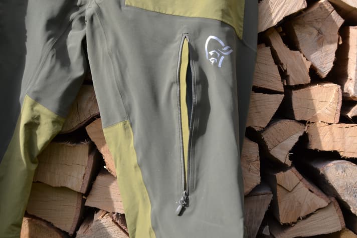 Ventilation zip on the front thigh of the Norrøna fjørå Infinium Pants
