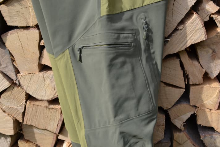 Side pocket with mesh insert for mobile phone, sat nav or nail varnish bottle. The ventilation zip is to the right.