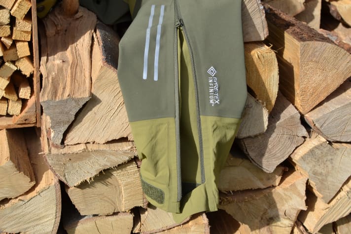 Die Norrøna MTB-Hose hat eine Goretex Infinium Membran, reflektierende Streifen und eine praktische Weitenanpassung.