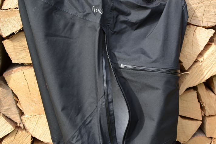 Ventilation openings on the thigh allow the necessary air to escape.