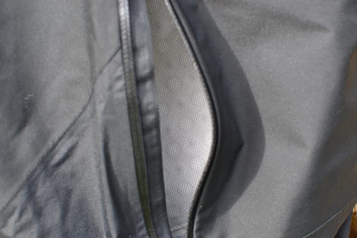 Norrøna fjørå dri1 Pants: Verschweißte Reißverschlüsse und eine hauseigene Membran machen die MTB-Regenhose wasserdicht.