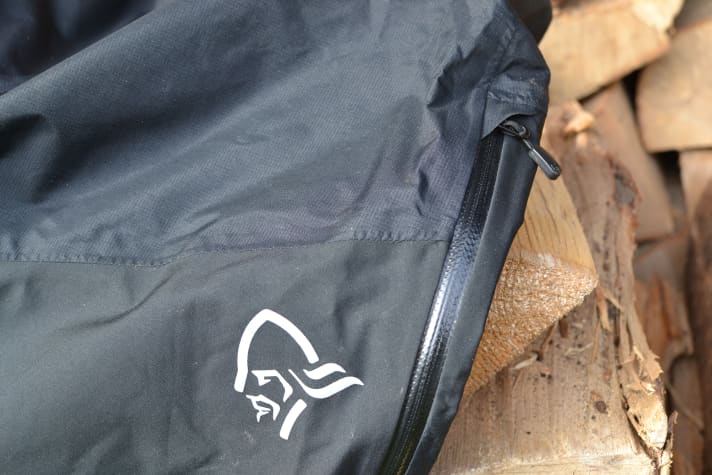 Robustes Ripstop- trifft dehnfähiges Material. Beide Stoffe an den fjørå dri1 Pants sind wasserdicht, atmungsaktiv und recht resistent gegen Abnutzung.