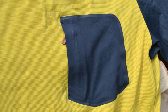 Das aufgesetzte Täschlein auf der Brust ist reine Optik - wenn mehr als ein Zuckertütchen drin ist, hängt die Tasche am weichen skibotn T-Shirt wie ein Sack.