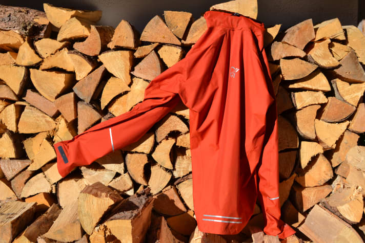 Leuchtendes Rot und reflektierende Details sorgen für Sicherheit bei schlechter Sicht.