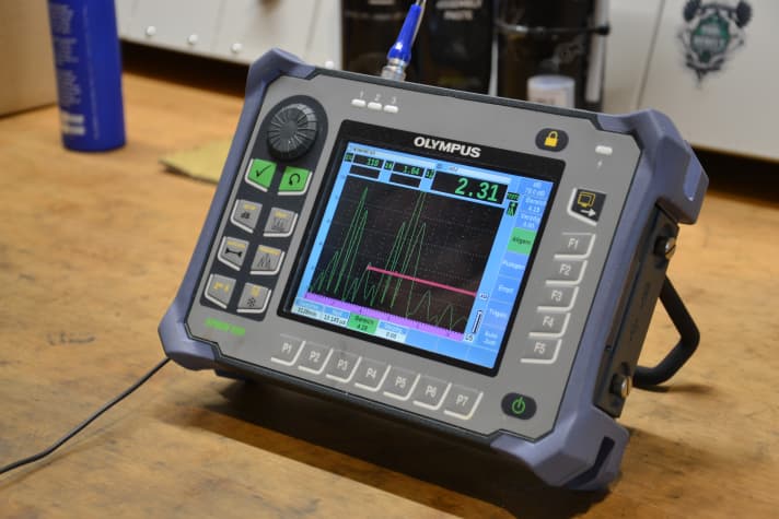 Ultrasonic material thickness testing: this is how the technicians detect damage to carbon frames.