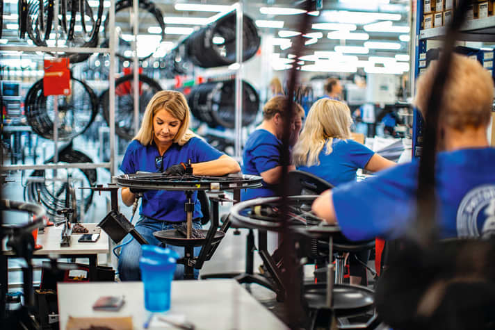 Precision work: DT Swiss still spokes wheels by hand - just like the wheels for our Project Europe bike. The report: from page 50